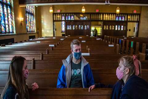 What Types of Curriculum Do Christian Schools Offer?