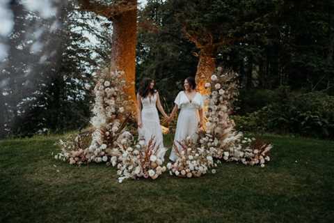 Earthy Crook Point Wedding Full of Florals