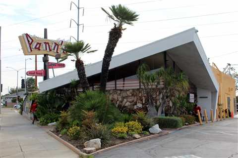Los Angeles’ “Googie World” Architecture Tour Took Us Back to the Future