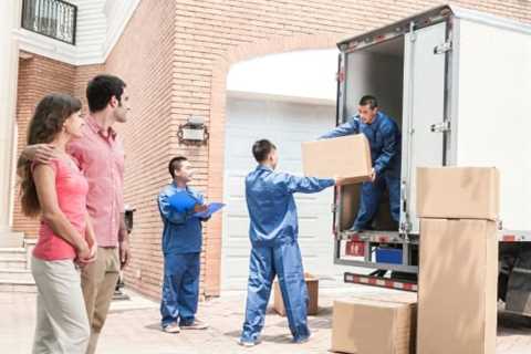 Do Movers Prefer Boxes or Bags? An Expert's Perspective