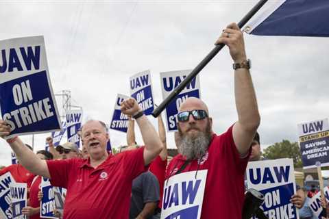 GM makes new counteroffer to UAW in strike talks