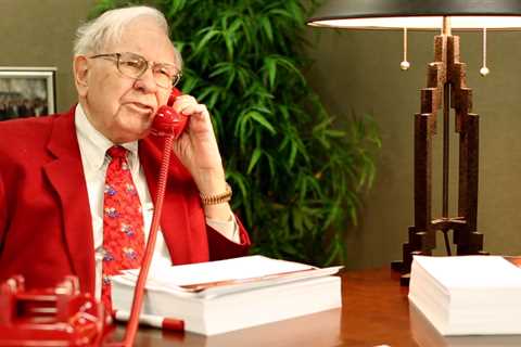 Warren Buffett once turned up 'like Santa Claus' to a dinner party with 2 big teddy bears in his..
