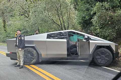Here's the first Tesla Cybertruck crash on a public road