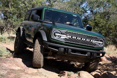 2023-2024 Ford Bronco recalled over hardtop windows that can fall off