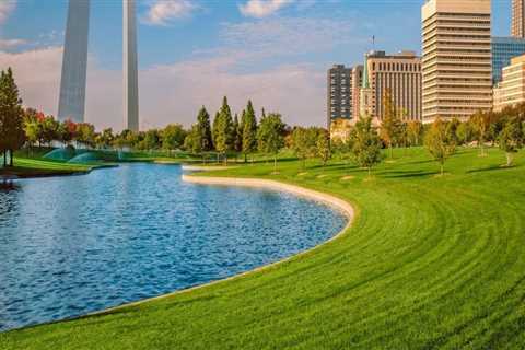 What is the Average Household Income in St. Louis, MO?
