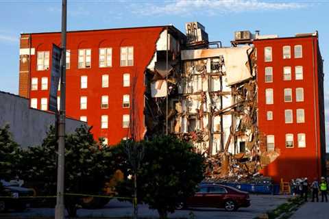Firefighters rescue 8 in Iowa apartment building collapse