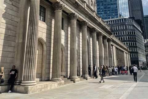 Bank of England Holds Rates Steady but Signals Gradual Easing