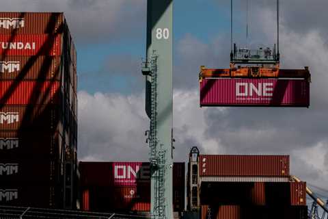 Fed Official Still Bracing for Economic Slowdown Despite China Tariff Pause